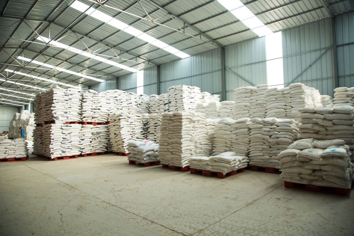 PAM bulk packaging: 25kg bags on pallets in warehouse
